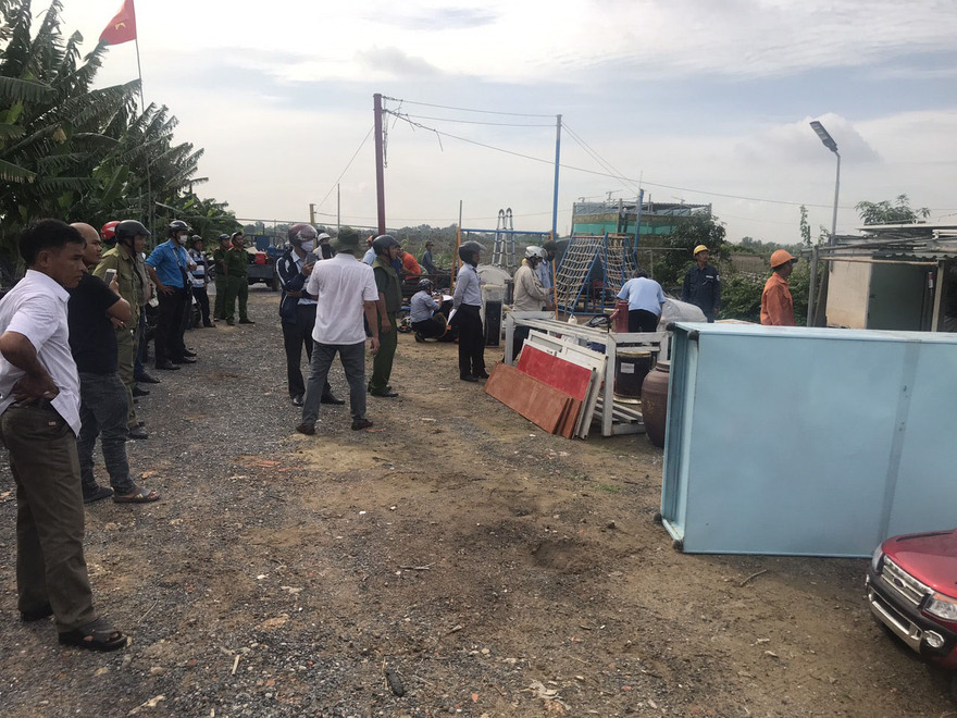 Đoàn cưỡng chế của UBND xã Phong Phú phá dỡ các công trình sai phép tại KCN Phong Phú.