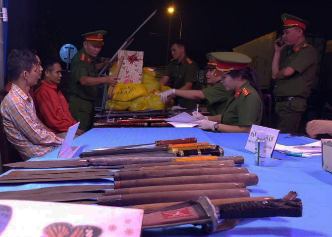 Hàng chục người dân đến nộp vũ khí.