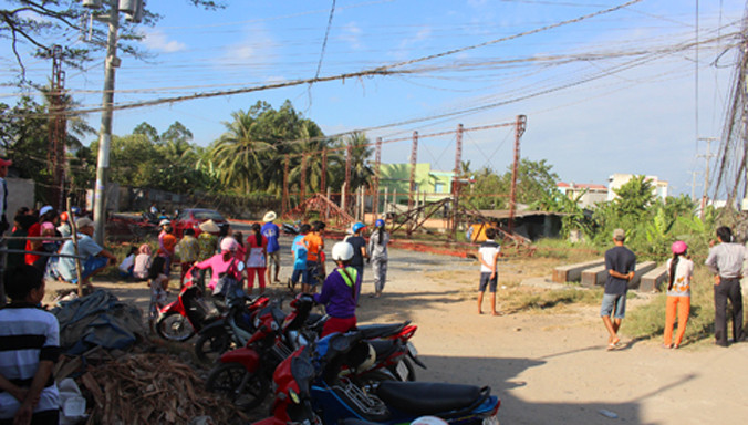 Hàng chục người dân hiếu kỳ đến hiện trường theo dõi cơ quan chức năng làm việc.