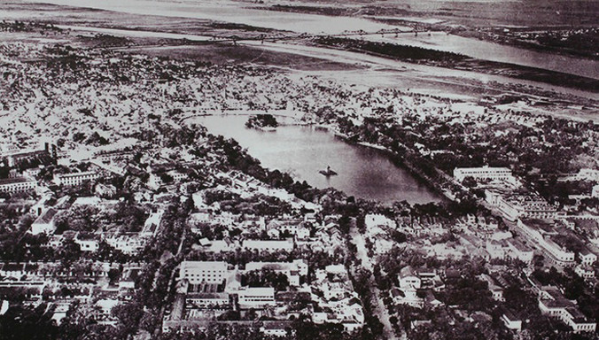 Đây là hình ảnh toàn cảnh trung tâm Hà Nội nhìn từ trên cao, thấy rõ đền Ngọc Sơn và tháp Rùa. 