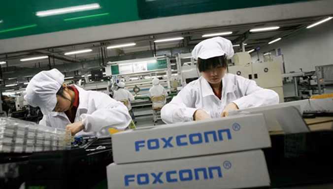 Công nhân trong một nhà máy của Foxconn. Ảnh: Reuters