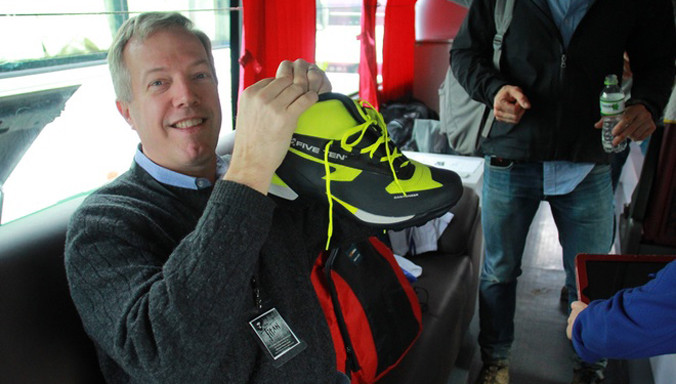 Hôm 27/2, Đại sứ Mỹ - Ted Osius - có buổi tới thăm và tìm hiểu quá trình làm việc của đoàn phim bom tấn Kong: Skull Island tại Tràng An, Ninh Bình. 9h sáng, ông có mặt trại chính (base camp) bên ngoài trường quay và thay giày để chuẩn bị ra phim trường.