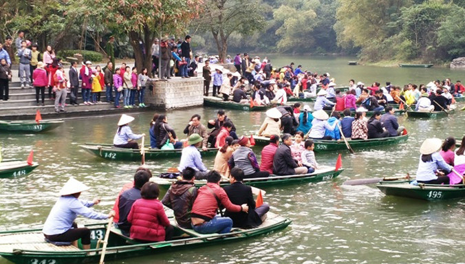 Bến thuyền Tràng An đã trở nên quá tải khi đoàn làm phim "King Kong 2" về ghi hình tại Ninh Bình