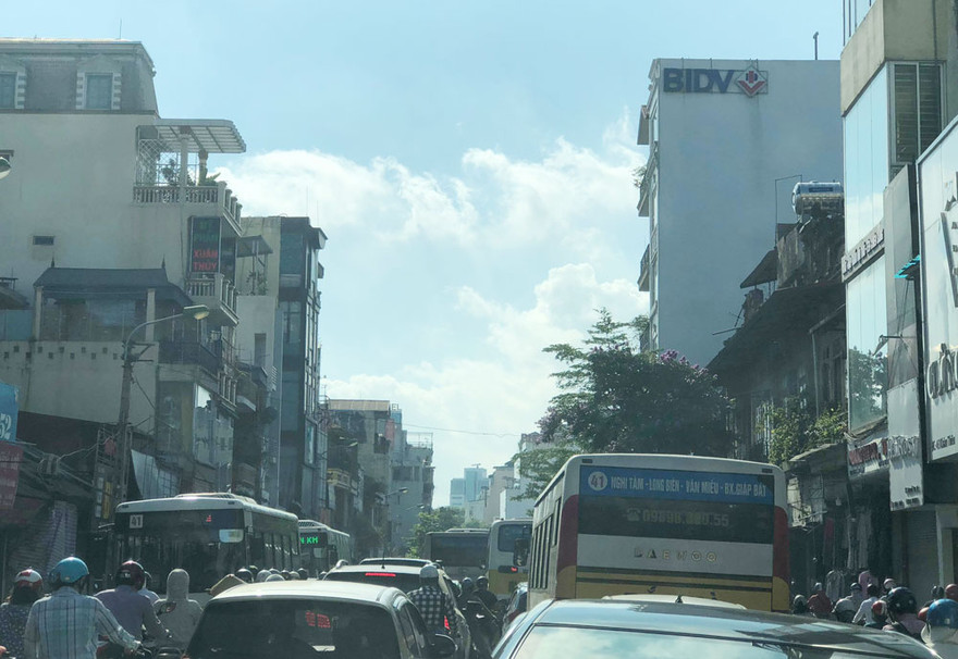 Ùn tắc kéo dài trên đường Khâm Thiên