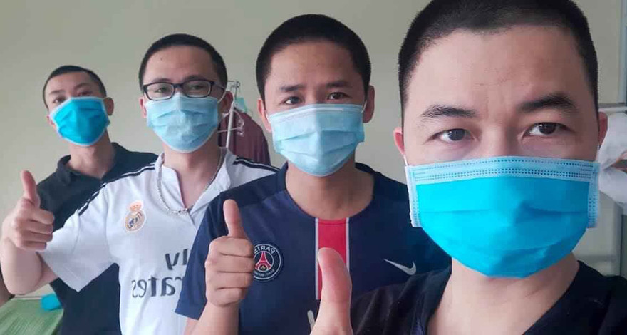 Phút thư giãn hiếm hoi của y, bác sĩ nơi tuyến đầu chống dịch COVID-19