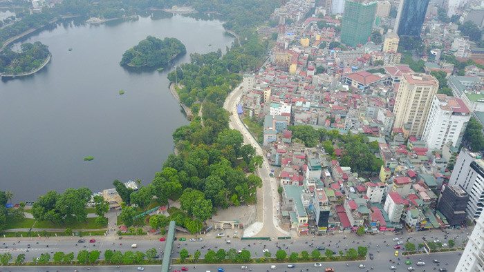 Tuyến đường dài 600m "uốn lượn" chạy dọc bên công viên Thống Nhất nhìn trên cao