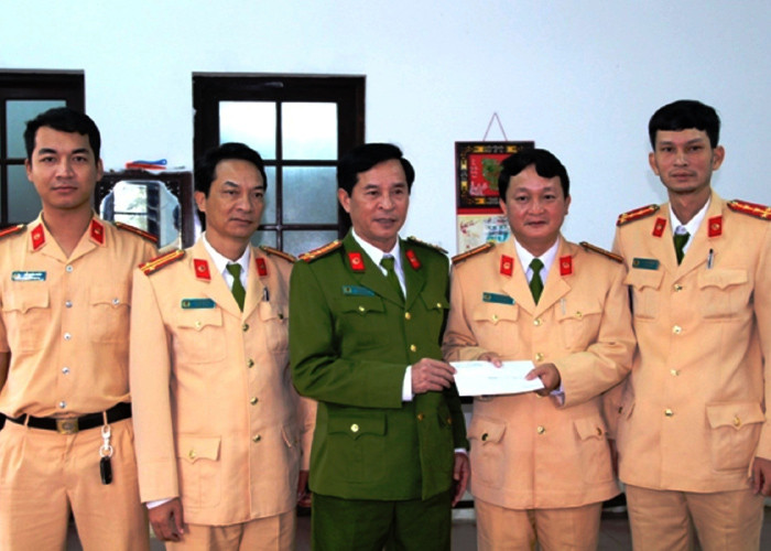 Thưởng nóng tổ CSGT đường thủy Huế vừa cứu sống một nhảy sông với ý định tự tử. 