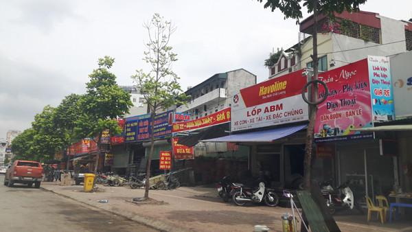 Được biết, ngoài điểm tại đường Nguyễn Hoàng, việc xây dựng ki ốt, chợ bán thực phẩm sạch đang được thực hiện nhiều điểm khác gây ắc tắc giao thông, làm xấu mỹ quan đô thị