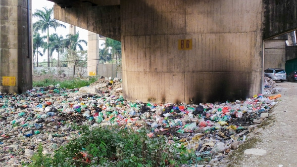 Rác tràn ngập chân cầu Thăng Long