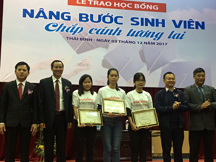  Đại diện cty bảo hiểm Prudential và báo Tiền phong trao học bổng cho sinh viên