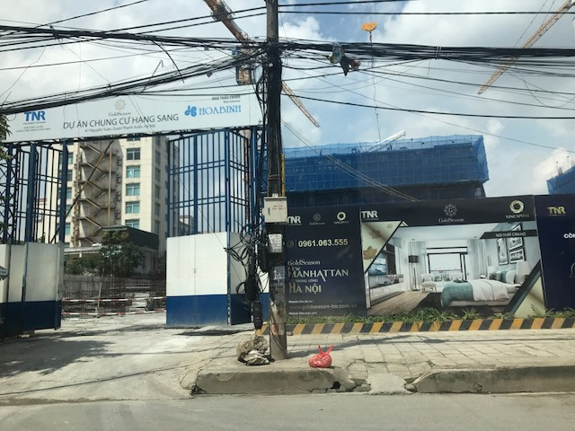 Dưới chiêu cổ phần hóa, khu đất "vàng" 47 Nguyễn Tuân (quận Thanh Xuân) của Cty Dệt mùa đông đã thành tổ hợp nhà chung cư để bán, trong khi người lao động người thì mất việc, người thì buộc phải đi làm xa sau khi di dời. 