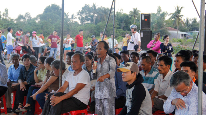 Người dân bày tỏ bức xúc khi phải sống chung với mùi hôi nồng nặc của Trạm xử lý nước thải tập trung KCN Liên Chiểu. Ảnh: Thanh Trần