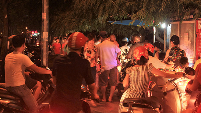 Xếp hàng chờ gửi xe trước cửa công viên Cầu Giấy (Hà Nội)