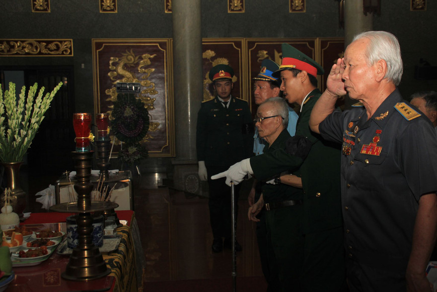 Gia đình, đồng đội tiễn biệt Anh hùng phi công Nguyễn Văn Bảy