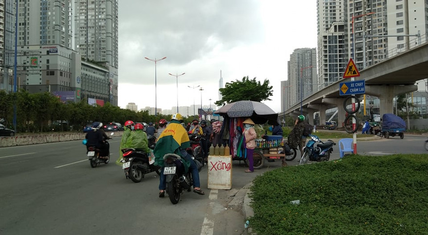 Sài Gòn bất ngờ đón 'mưa vàng' trong ngày nghỉ lễ