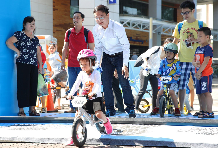 Các em thiếu nhi tham gia trò chơi tại ngày hội
