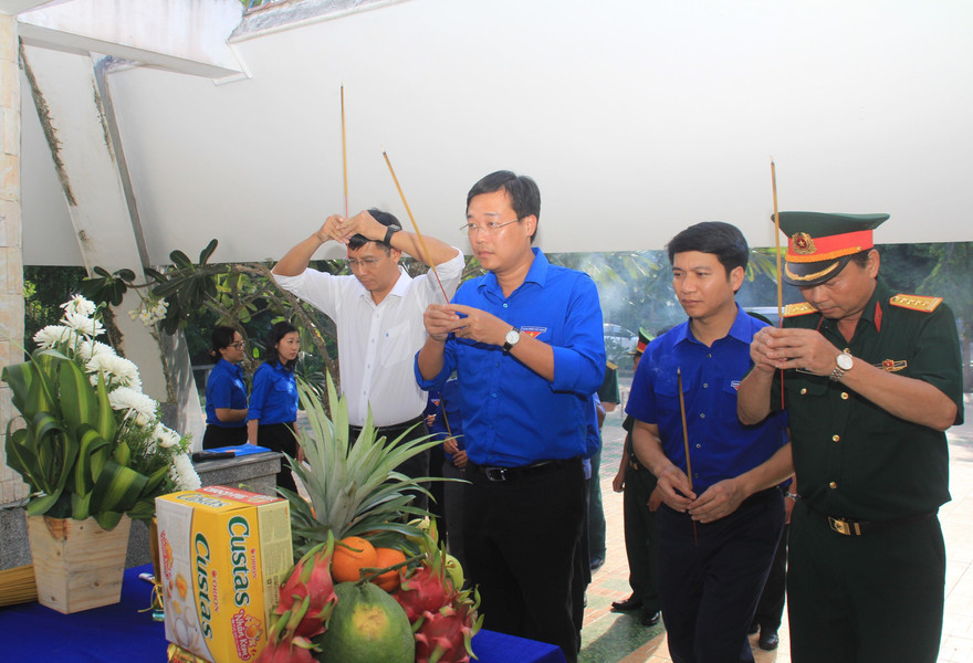 Bí thứ thứ nhất T.Ư Đoàn Lê Quốc Phong tri ân gia đình chính sách tỉnh Tây Ninh