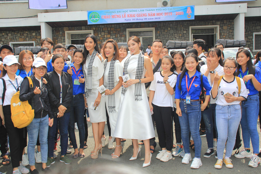 Hoàng Thùy, Ái Phương 'khuấy đảo' ngày khai giảng ĐH Nông lâm TPHCM