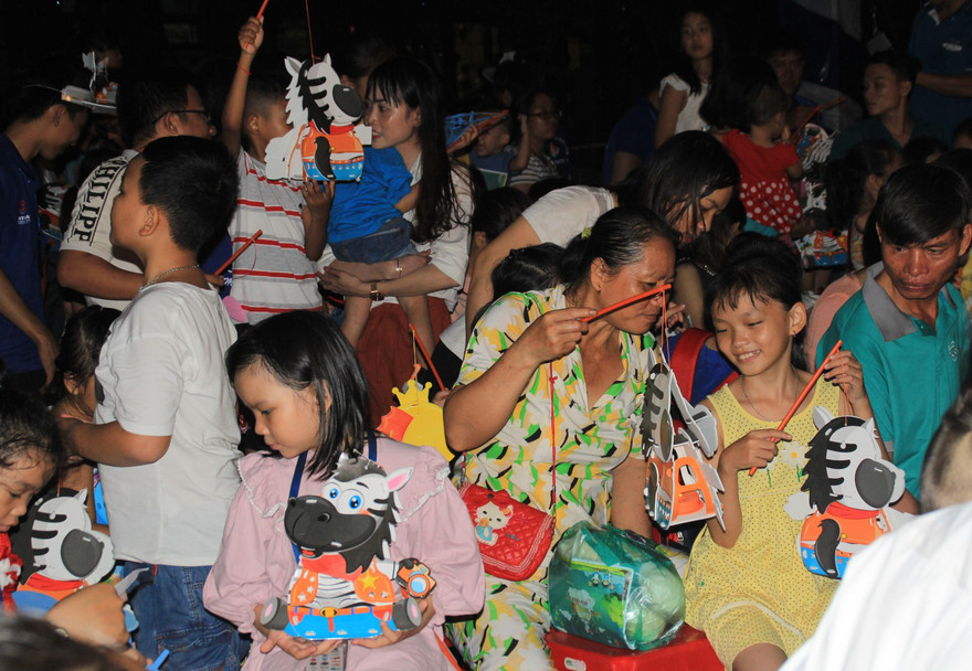 Mặc mưa lớn, 2.000 bạn nhỏ TPHCM đón trung thu trong tình thương ấm áp