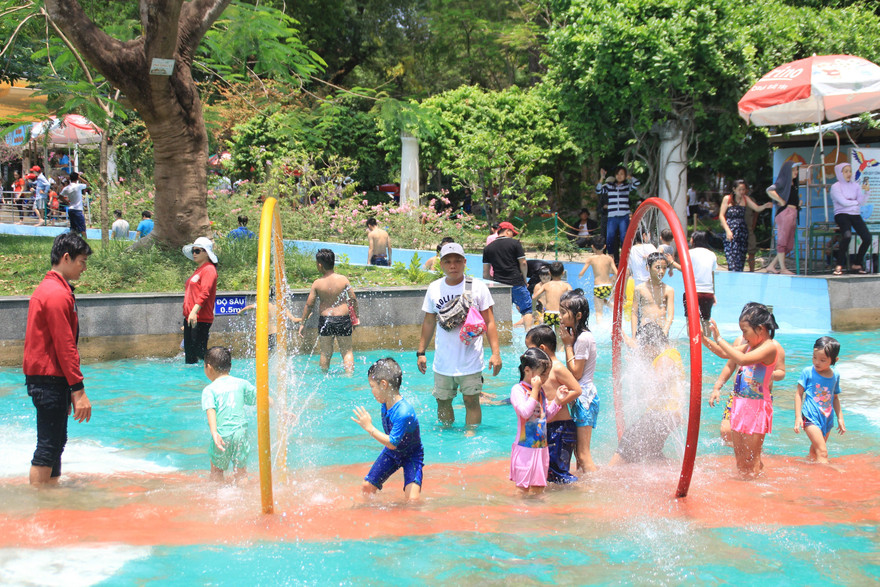 Hồ bơi ở TPHCM "tăng nhiệt" ngày cuối kỳ nghỉ lễ 30/4 và 1/5