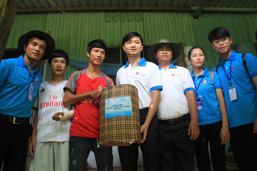 Hội SVVN tri ân, chăm lo đời sống gia đình chính sách, ngư dân Côn Đảo