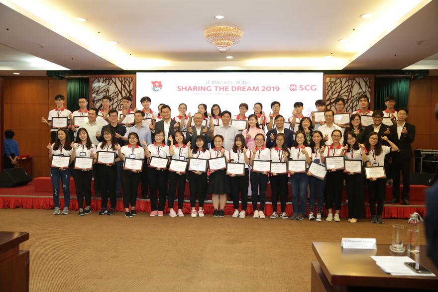Các em sinh viên nhận học bổng của chương trình