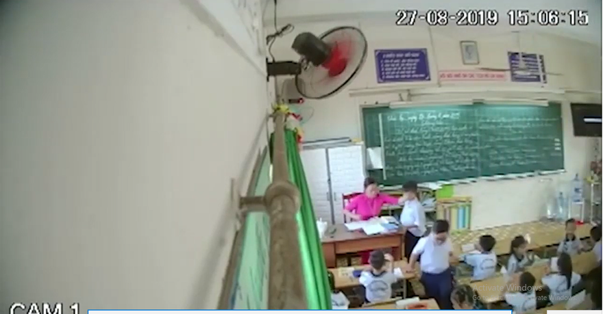 giáo viên H đang nhéo tai một học sinh