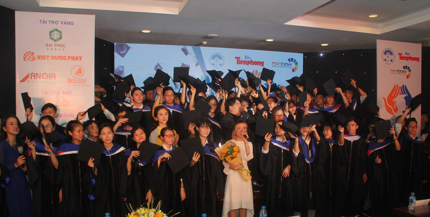 Tân sinh viên nhận học bổng "Nâng bước thủ khoa" năm 2018