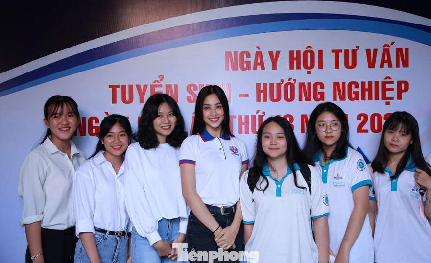 Hoa hậu Việt Nam Tiểu Vy hào hứng tham gia Ngày hội Mở, tư vấn ngành học cho các em học sinh lớp 12