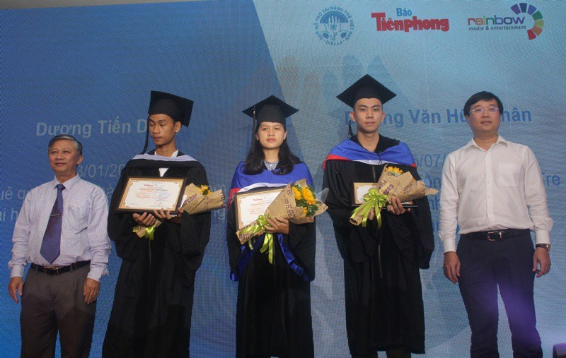 Ông Đặng Mạnh Trung, Vụ trưởng, Trưởng Cơ quan Thường trực Ban Tuyên giáo T.Ư tại TPHCM và anh Lê Quốc Phong, Bí thư Thứ nhất T.Ư Đoàn TNCS HCM trao học bổng Nâng bước thủ khoa cho sinh viên năm 2018