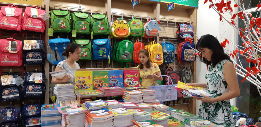 Phụ huynh đang đứng trước "ma trận" SGK