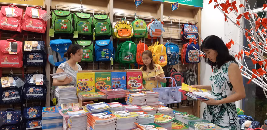 Phụ huynh đang đứng trước "ma trận" SGK