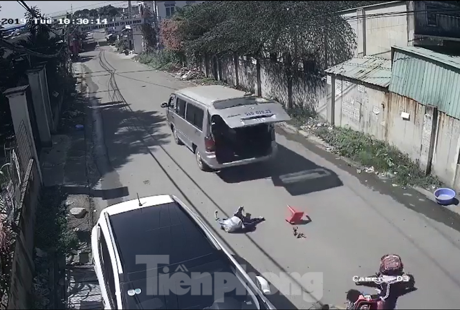 Hình ảnh xe đưa đón làm rớt học sinh ở Đồng Nai mới đây khiến nhiều người thót tim