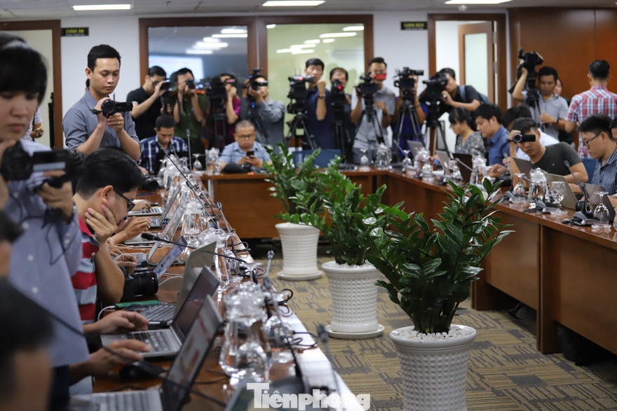 Phóng viên các báo tác nghiệp tại họp vào vụ việc nhiều trẻ ở TT HTXH bị dâm ô