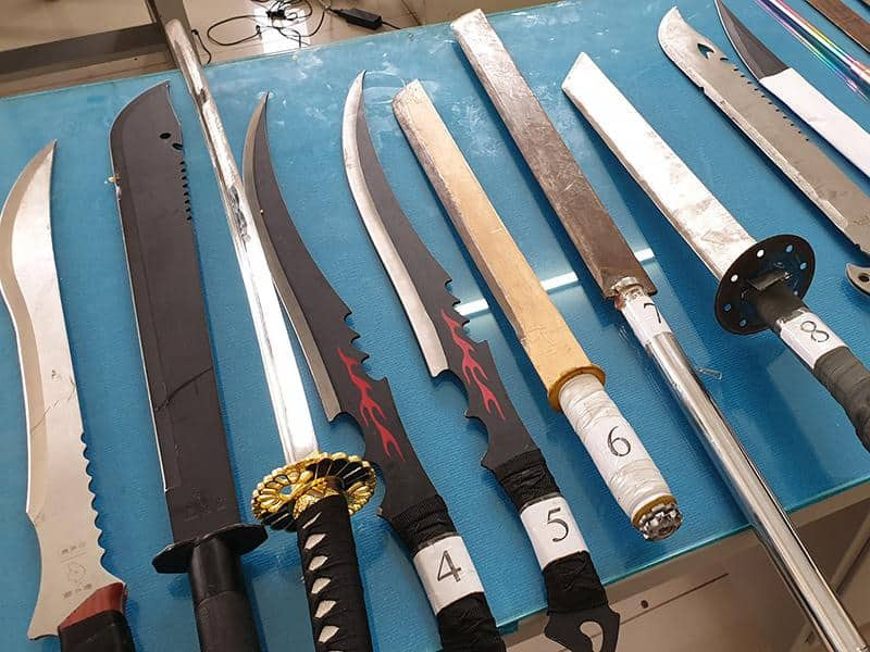 Nhiều mã tấu, kiếm bị công an thu giữ.