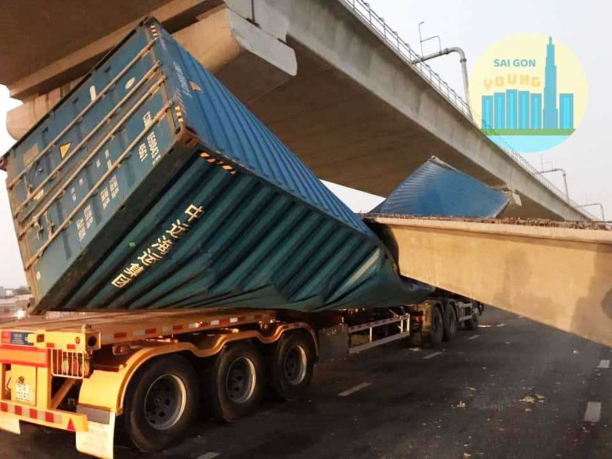 Thùng xe container bị đè bẹp.