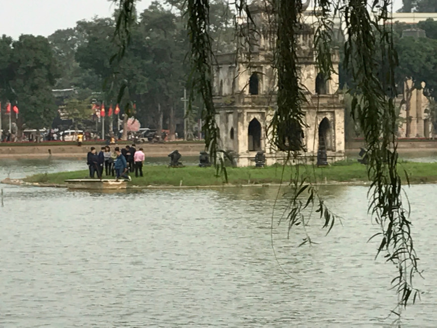 Hà Nội đang tính nạo vét toàn bộ bùn của hồ Gươm