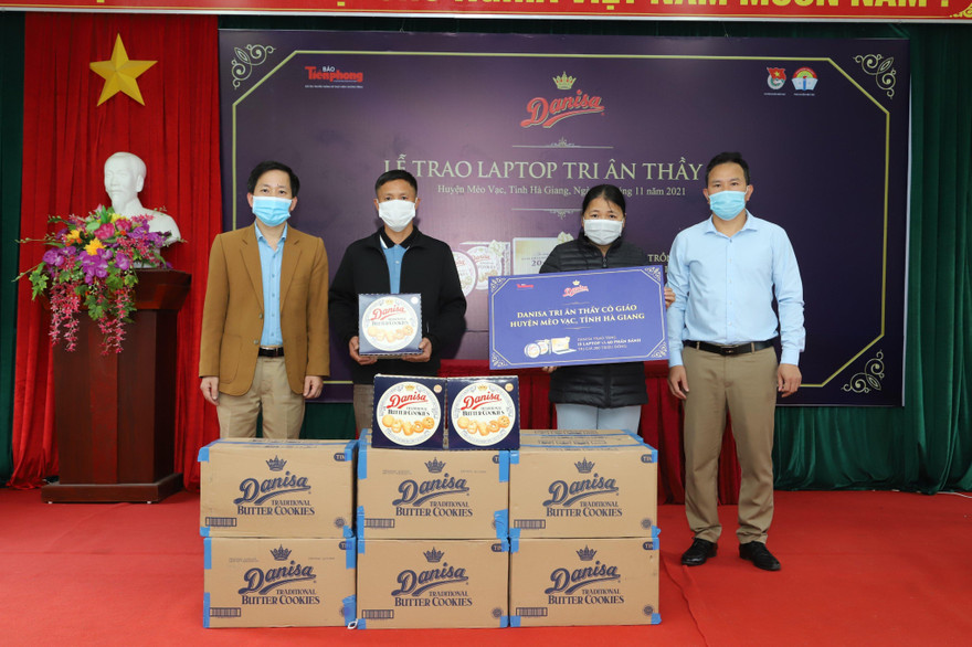 Ông Bùi Văn Thư, Trưởng phòng GD&ĐT Mèo Vạc (ngoài cùng bên trái) thay mặt BTC trao bánh, laptop cho giáo viên