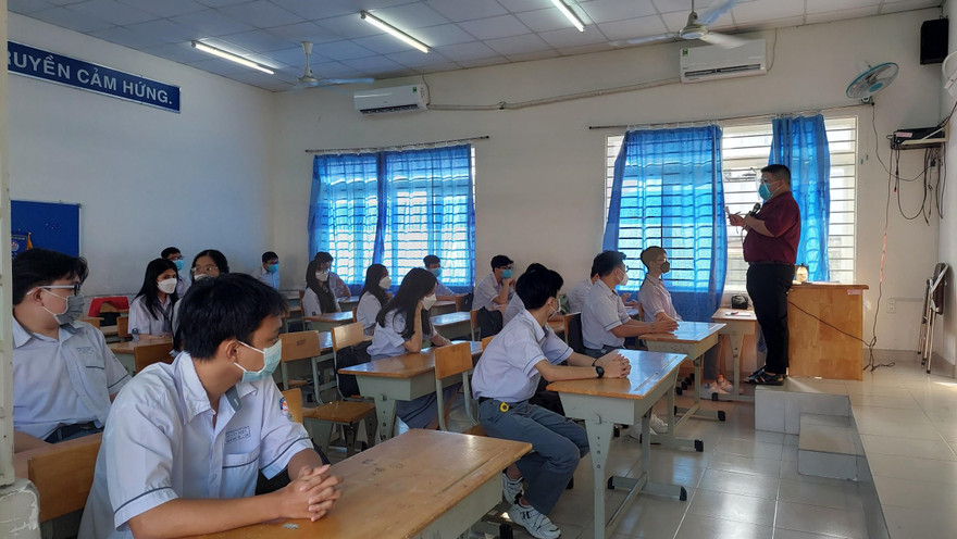 Học sinh TPHCM ngày đầu đến trường