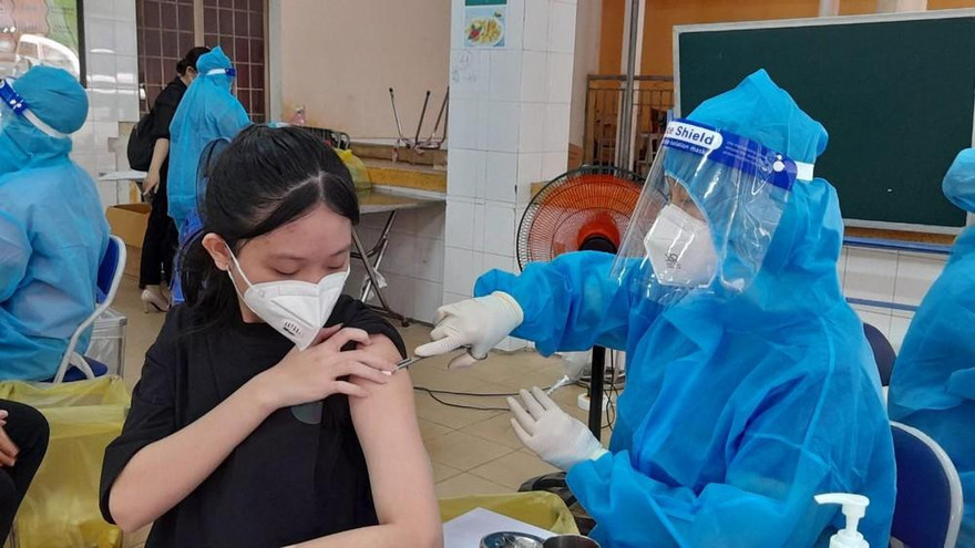 Học sinh TPHCM đang tiêm vắc xin phòng COVID-19