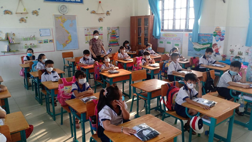 Giáo viên, học sinh Trường Tiểu học Thạnh An trong ngày đầu đến trường