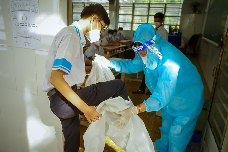 Học sinh được diễn tập xử lý F0 ngay ngày đầu đến trường,