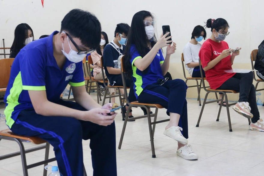 Học sinh TPHCM trong lúc chờ tiêm vắc xin phòng COVID-19 hồi cuối tháng 11