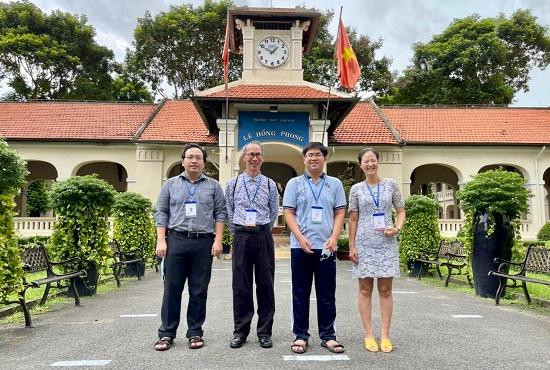 Em Phan Huỳnh Tuấn Kiệt (thứ hai từ phải sang) tại ngày thi IMO