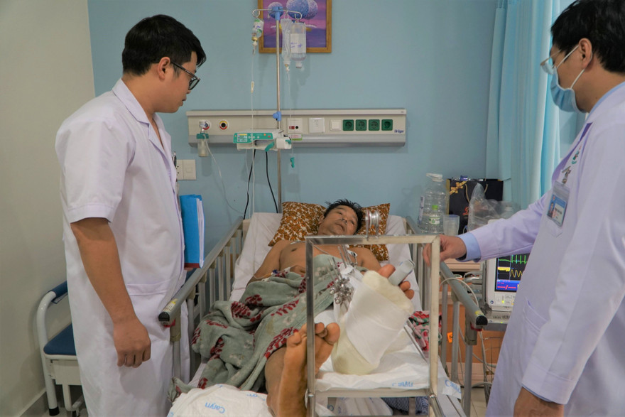 Các bác sĩ chăm sóc cho bệnh nhân sau mổ.