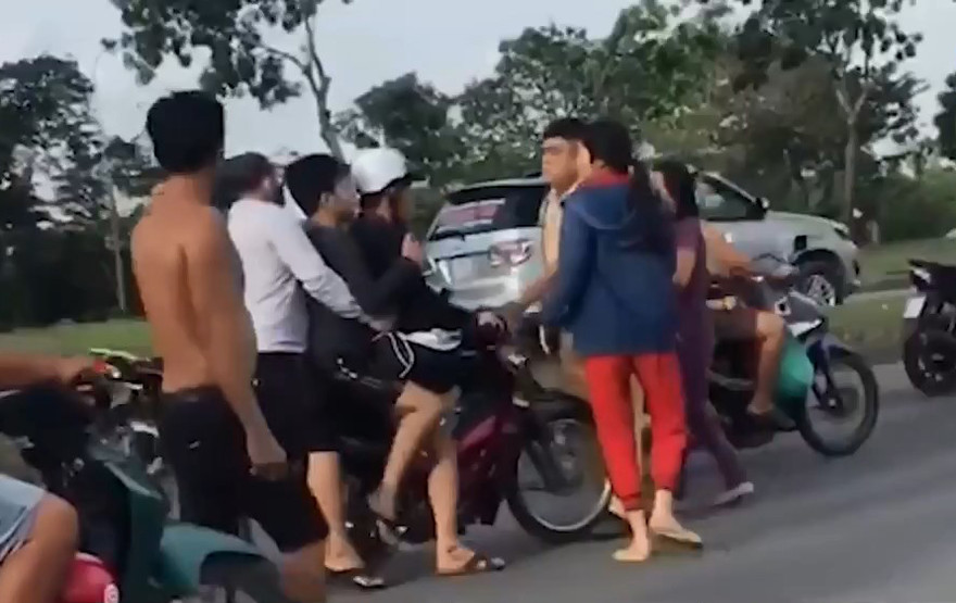 Nhóm người xô đẩy, đánh CSGT đang làm nhiệm vụ.