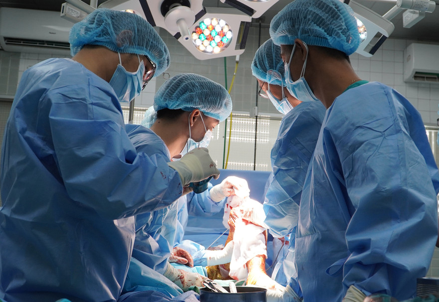 Các bác sĩ phẫu thuật ghép xương cho bệnh nhân.