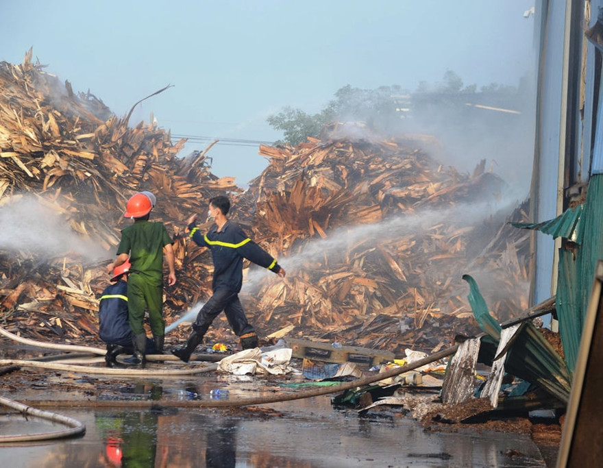 Huy động 5 xe chữa cháy khống chế ngọn lửa nghi ngút trong xưởng chế biến than