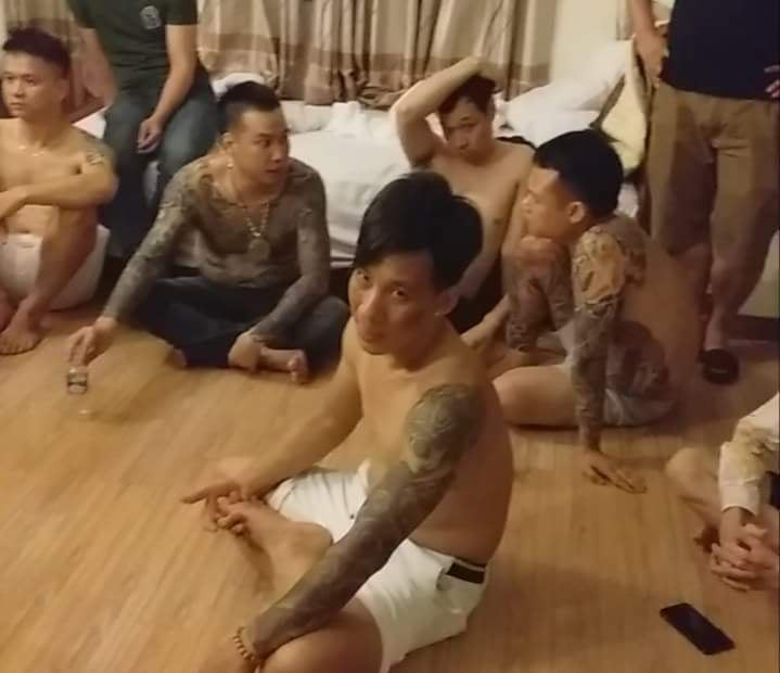 Ập vào khách sạn lúc rạng sáng, cảnh sát bắt giữ 12 đối tượng đang “phê” ma túy