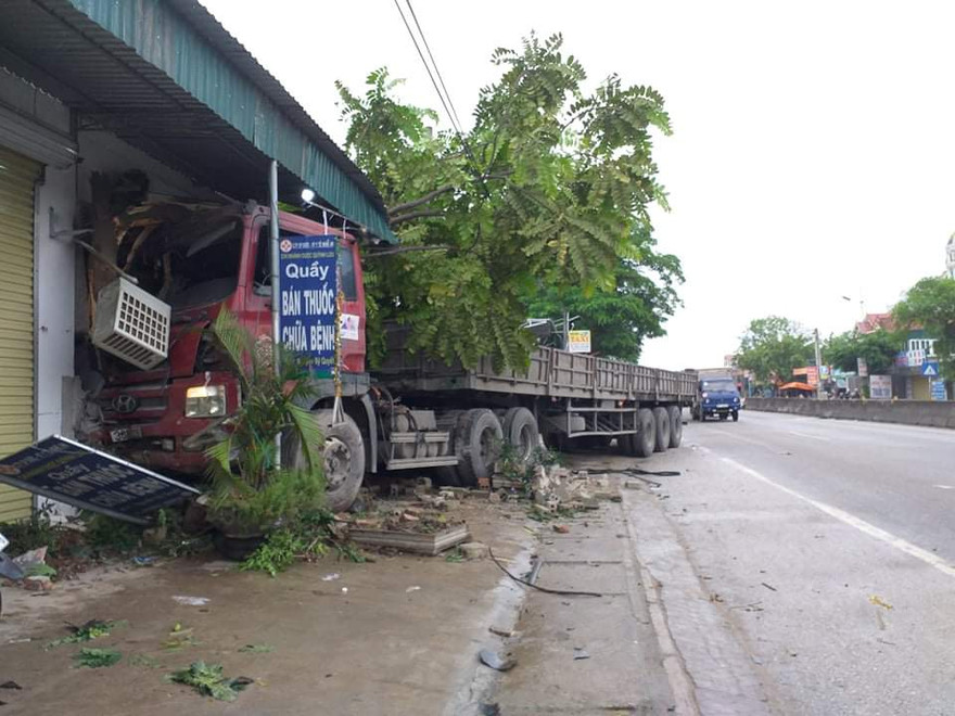Xe tải mất lái đâm vào nhà dân bên quốc lộ 1A